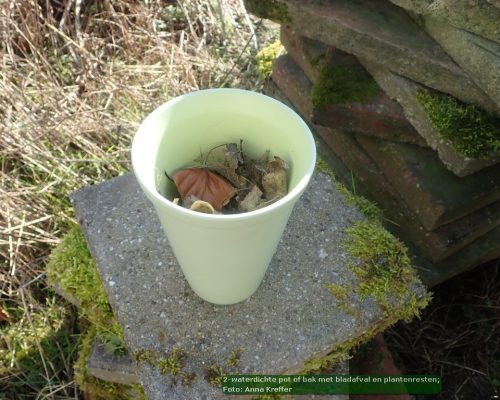 waterdichte pot of bak met bladafval en plantenresten